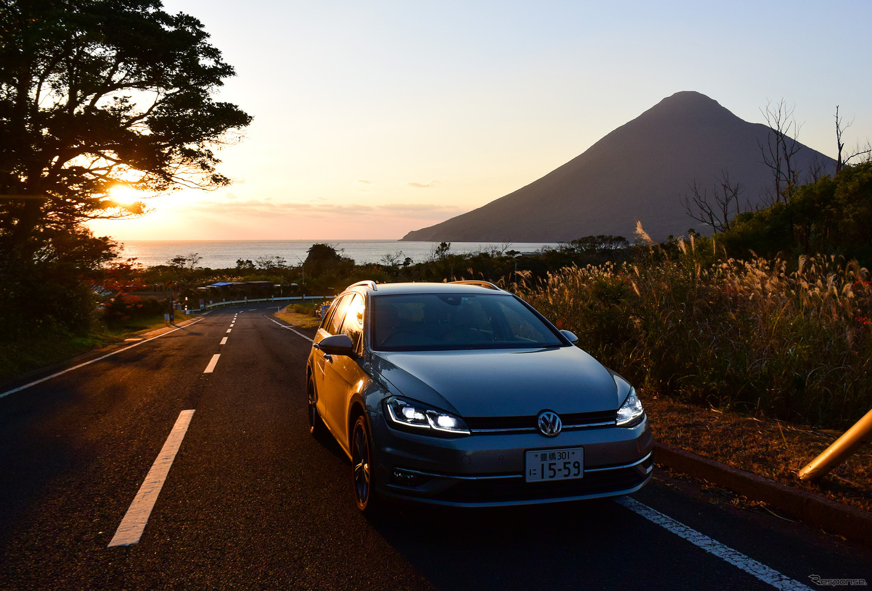 VW ゴルフ ヴァリアントTDI ハイラインマイスター。夕刻の薩摩半島南端を走行中。背後に見えるのは本土最南端の火山、開聞岳。