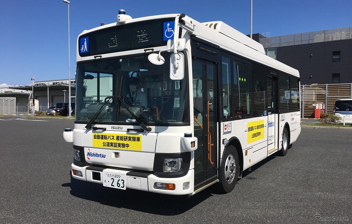 「中型自動運転バス実証実験」を実施する西鉄バス北九州の路線バス