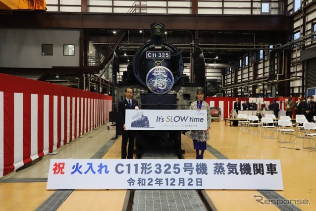 C11 325の火入れ式に出席した根津社長（左）と門脇さん（右）。