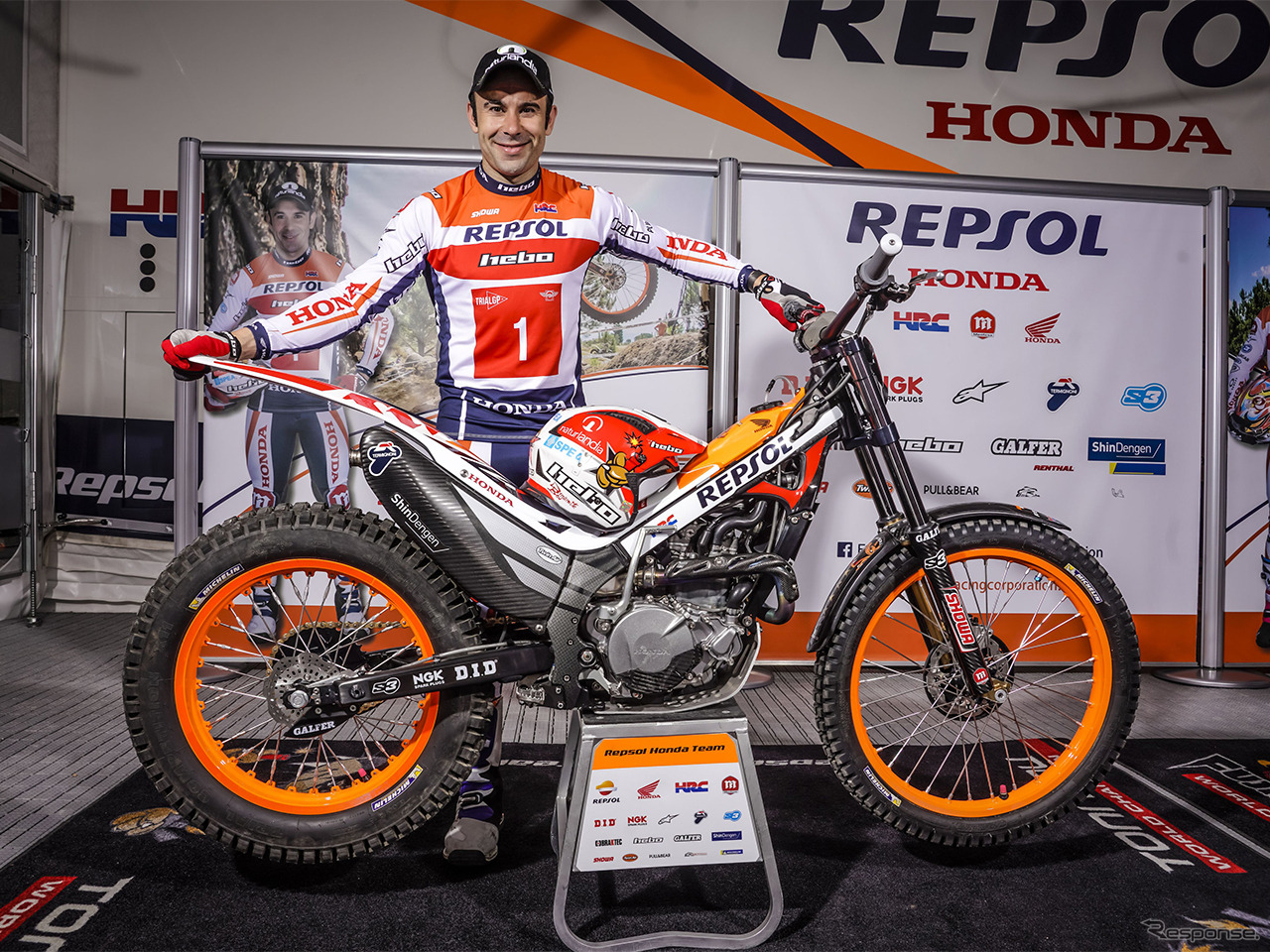 トニー・ボウ選手とMontesa COTA 4RT