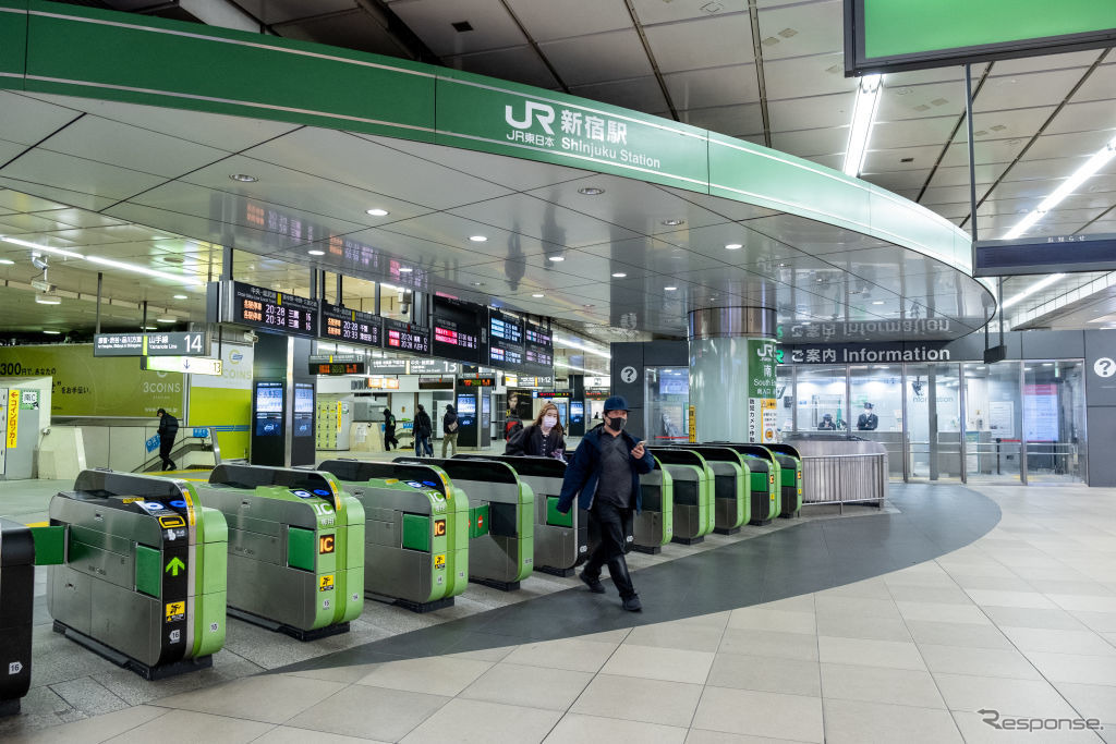 新宿駅の改札口。「タッチでエキナカ」は在来線のゲート型自動改札機のみで利用できる。