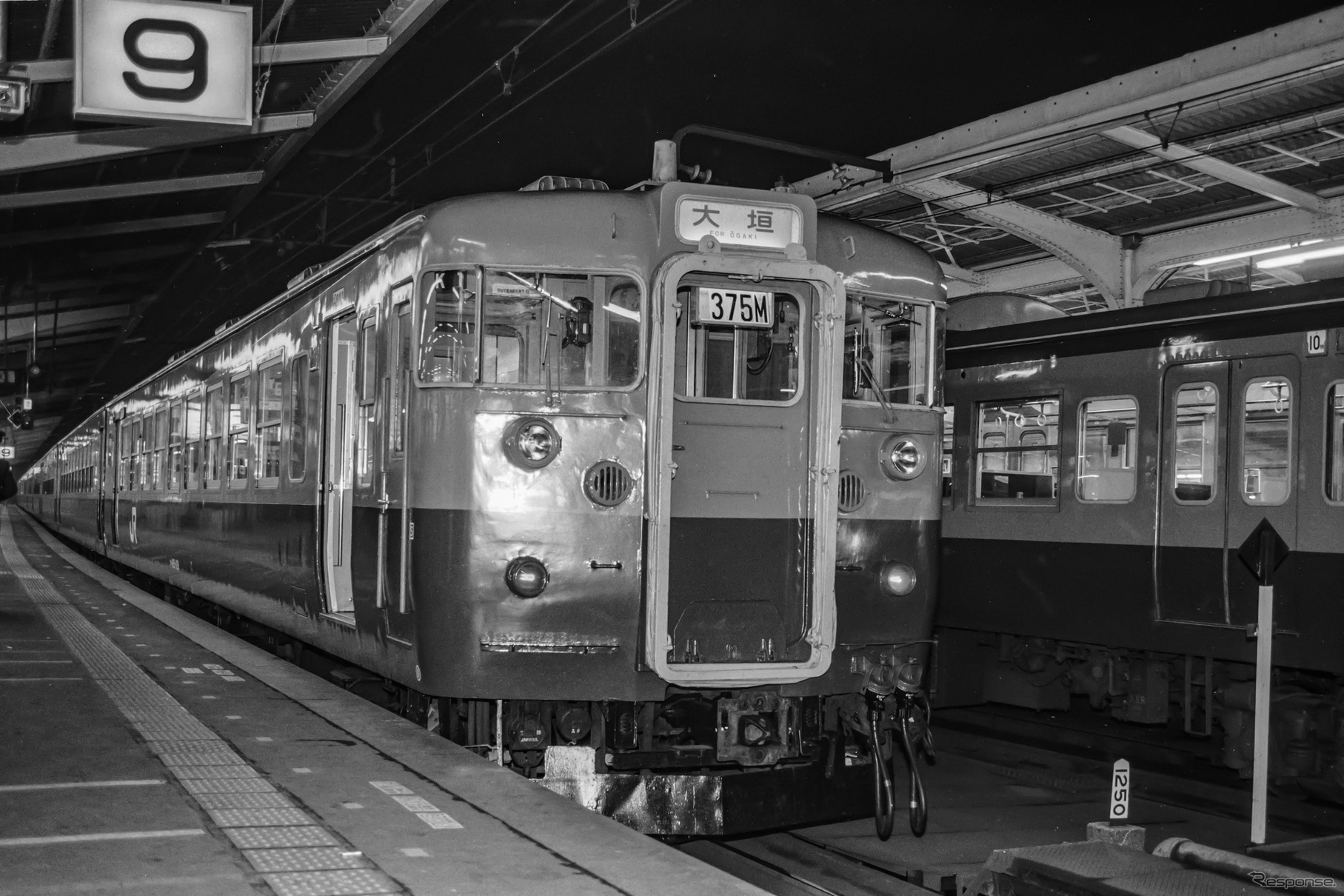 JR移行後からまもない頃の「大垣夜行」。この頃は165系電車で運行されており、当時、東海道本線唯一の昼行急行だった『東海』と共通運用だった。東海道本線東京駅。