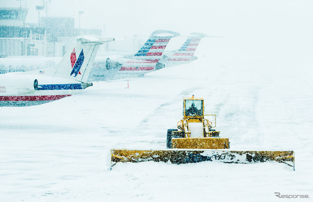 空港での除雪例（NYラガーディア空港）