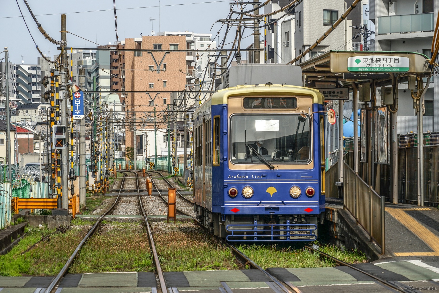 都電荒川線の専用軌道（写真奥、車両後方が工事区間）