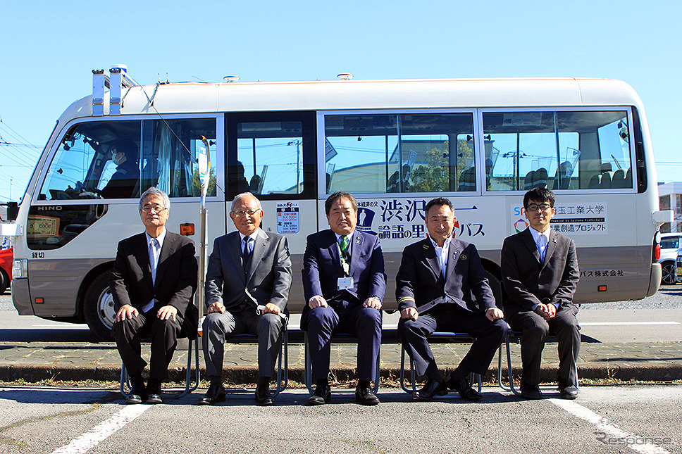 左から埼玉工業大学 内山俊一 学長、大河ドラマ「晴天を衝け」深谷市推進協議会 村岡正巳 会長、深谷市 小島進 市長、深谷観光バス 高田勇三 社長、埼玉工業大学 渡部大志 教授