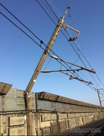 福島県沖地震の影響で折れた東北新幹線の架線柱。同様の被害は新白河～古川間で20本におよんだ。