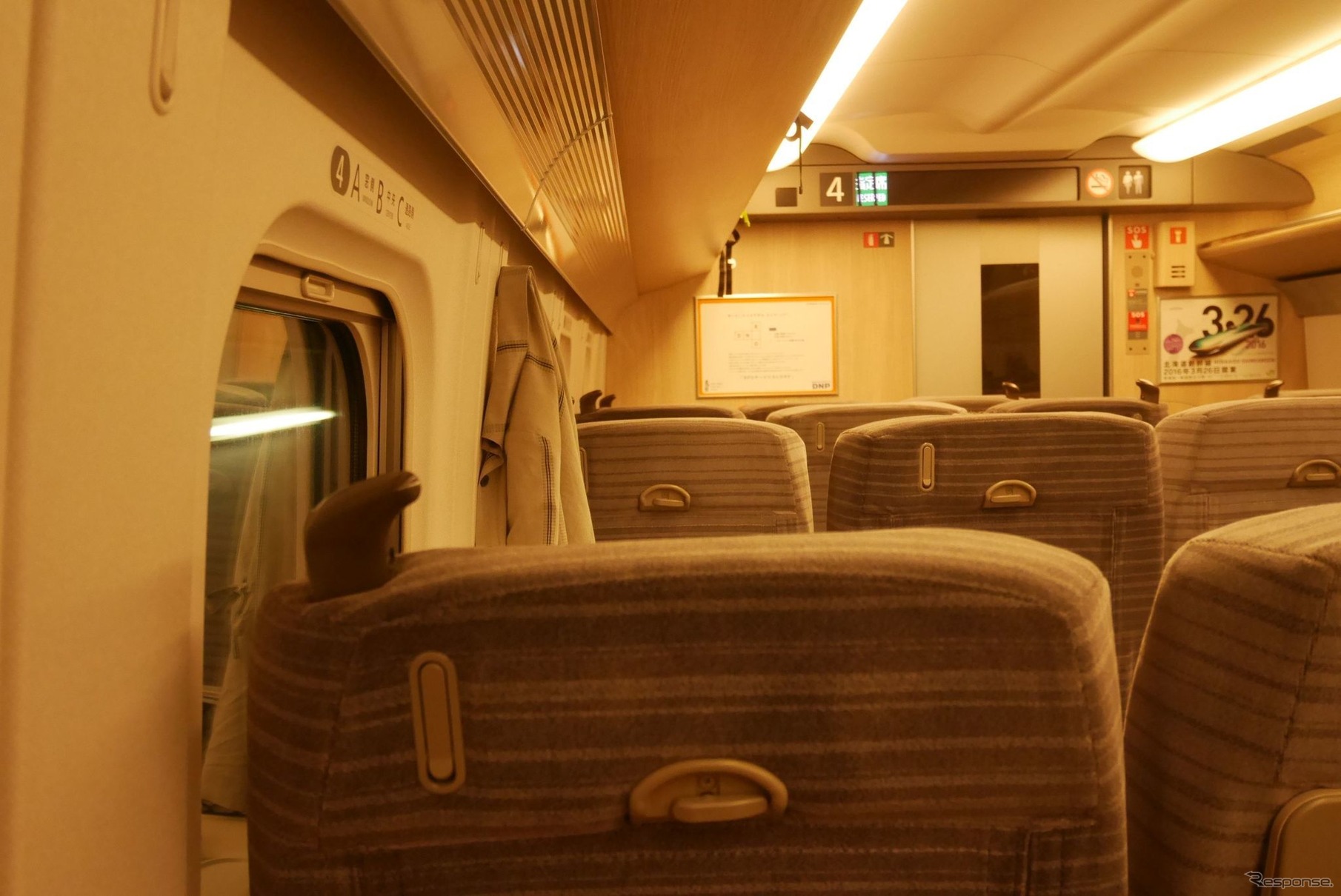 青函トンネルを走行中の北海道新幹線車内。2016年5月。