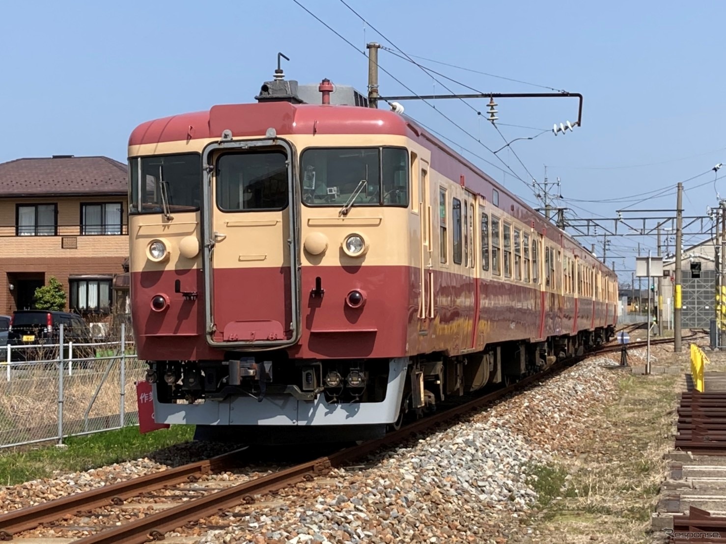えちごトキめき鉄道がJR西日本から購入した413・455系電車。元は急行型交直両用電車455・475系だったため、このような国鉄急行色に塗り替えられた。