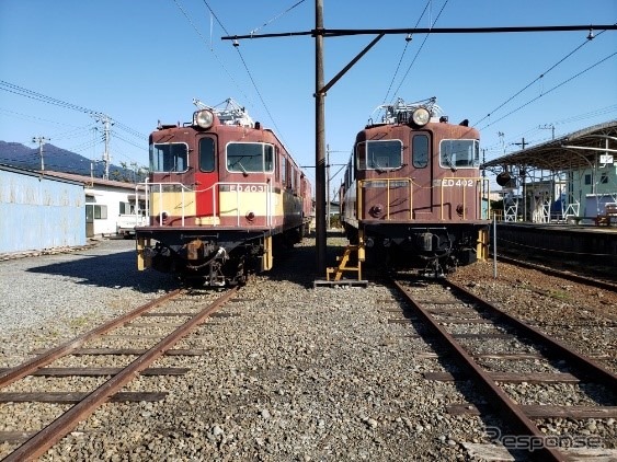 ED40形ED402（右）とED403（左）。ED402は1965年、ED403は1966年に登場し、松本電気鉄道でダム建設の資材輸送に使われていたが、1971年に岳南入り。現在では珍しくなったデッキ型の機関車。