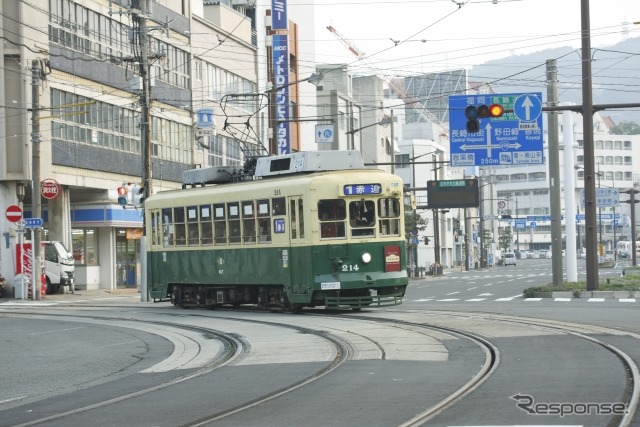 2期連続で利用者数が前年度を下回った長崎電軌。コロナ禍においても新車投入や設備改良などが続くことで、値上げが避けられない情勢だが、2022年度は対前年度約6割増を見込み、以後も均衡した数を目指す。