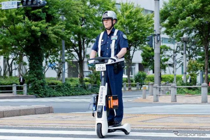 歩行領域EV（警備実証用モデル）を活用して公道を巡回する警備員