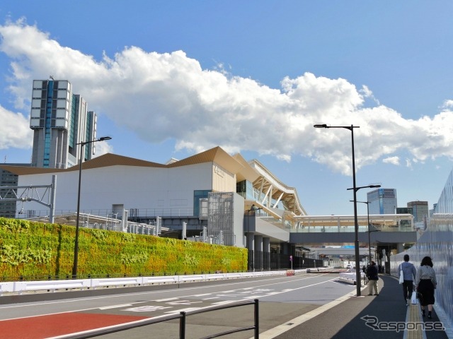 2020年12月からAIによる旅客案内システムが試験的に導入されているJR東日本の高輪ゲートウェイ駅。7者連携の実証実験には7月16日から参加する。