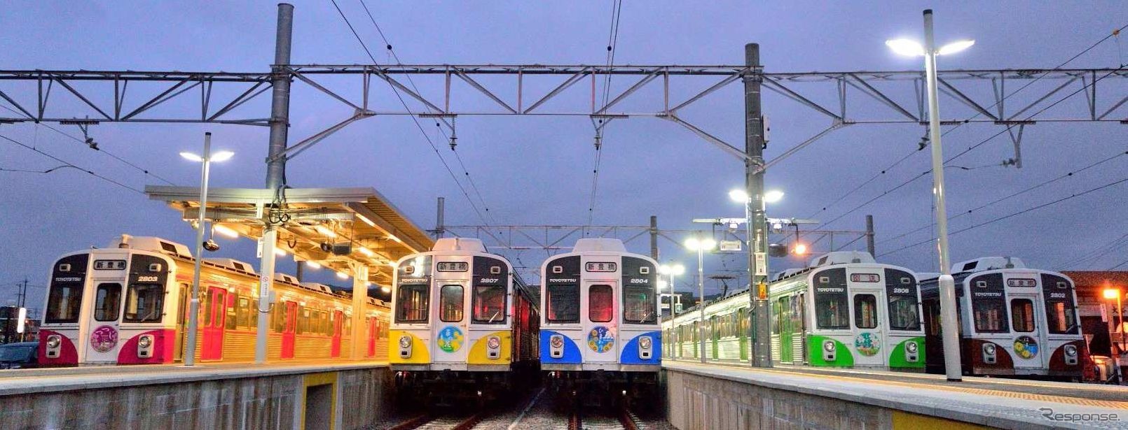 深夜に勢揃いする「カラフルトレイン」。東京急行電鉄から導入した7200系を改装した1800系が充てられている。