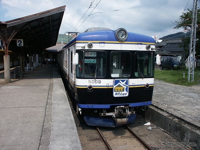 7月13日始発から再開した一畑電車。写真は元京王車の5000系。