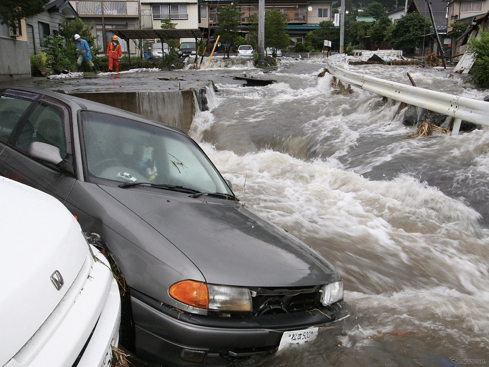 水深が床面を超えたら危険 冠水した道路を走行すると発生する不具合 レスポンス Response Jp