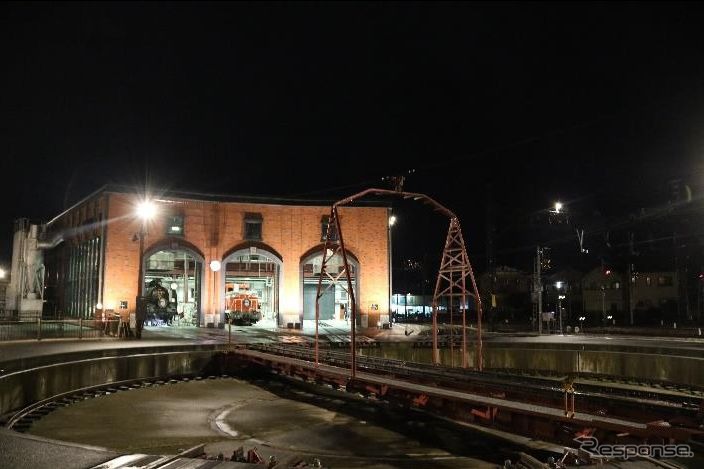 夜の下今市駅転車台広場。車で宿泊できるが、テントも利用できる。