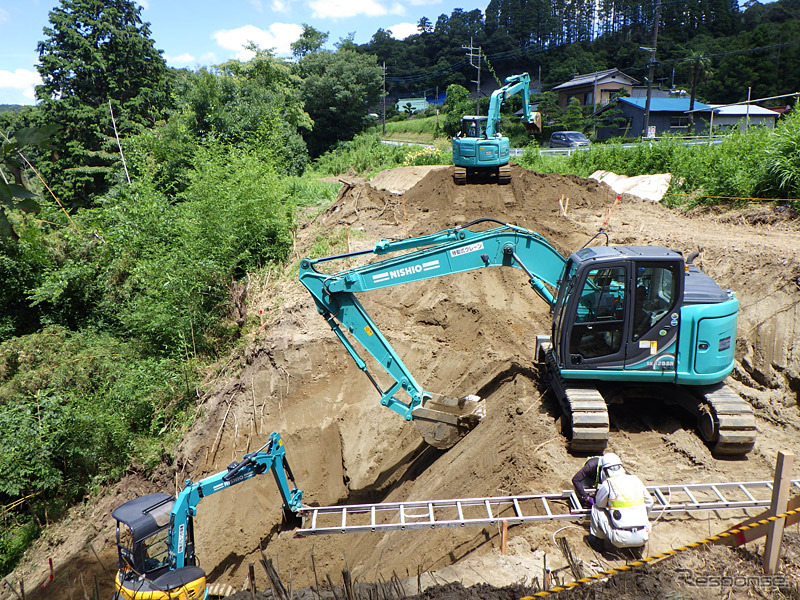 8月中旬の再開を目指して作業が進む里見～上総中野間の被災現場。