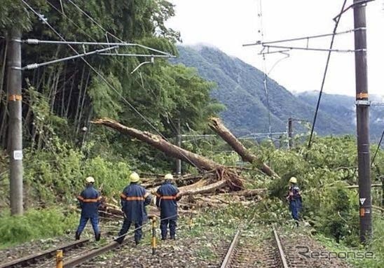 巨岩や倒木が多数線路を塞いでいる中央西線倉本～上松間の土砂流入現場。倉本駅（長野県上松町）では信号機器室の損傷も発生している。