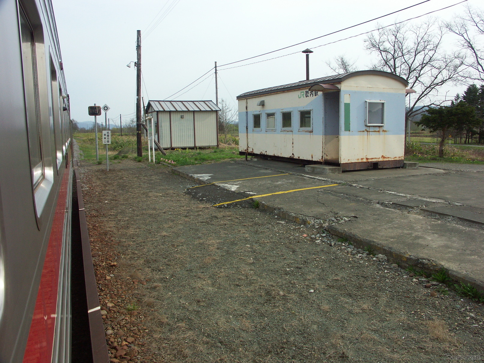 廃止が決定した歌内駅。大正時代の1923年11月に当時の宗谷線が問寒別（といかんべつ）まで開通した際に「宇戸内（うとない）駅」として開業。1951年7月に現駅名に改称された。1967年には6万1000人の年間乗降客数を記録したと言われているが、2016年にJR北海道が発表した「極端にご利用が少ない駅」の速報値では1日あたりの利用者が1人以下となっていた。2004年5月。