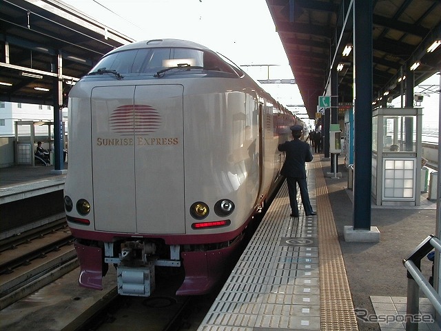 定期列車ではJR唯一の夜行列車『サンライズ瀬戸・出雲』。使用されている285系電車はJR東海とJR西日本の共同製作で、最高速度は130km/h。