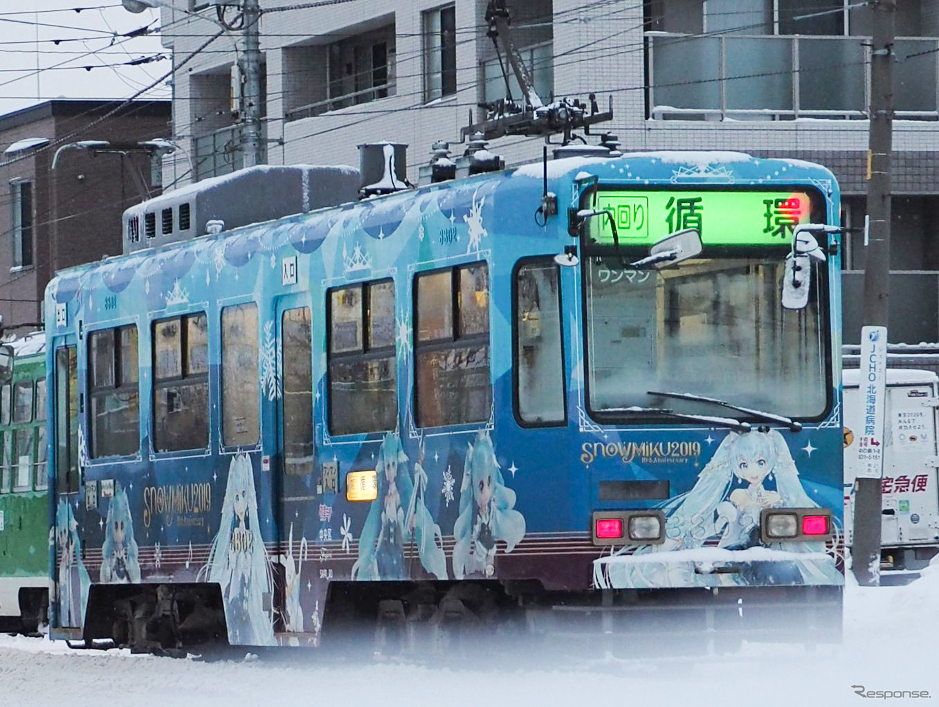 2018～2019年に運行された「雪ミク電車」。幌南小学校前停留場付近。2019年1月25日。