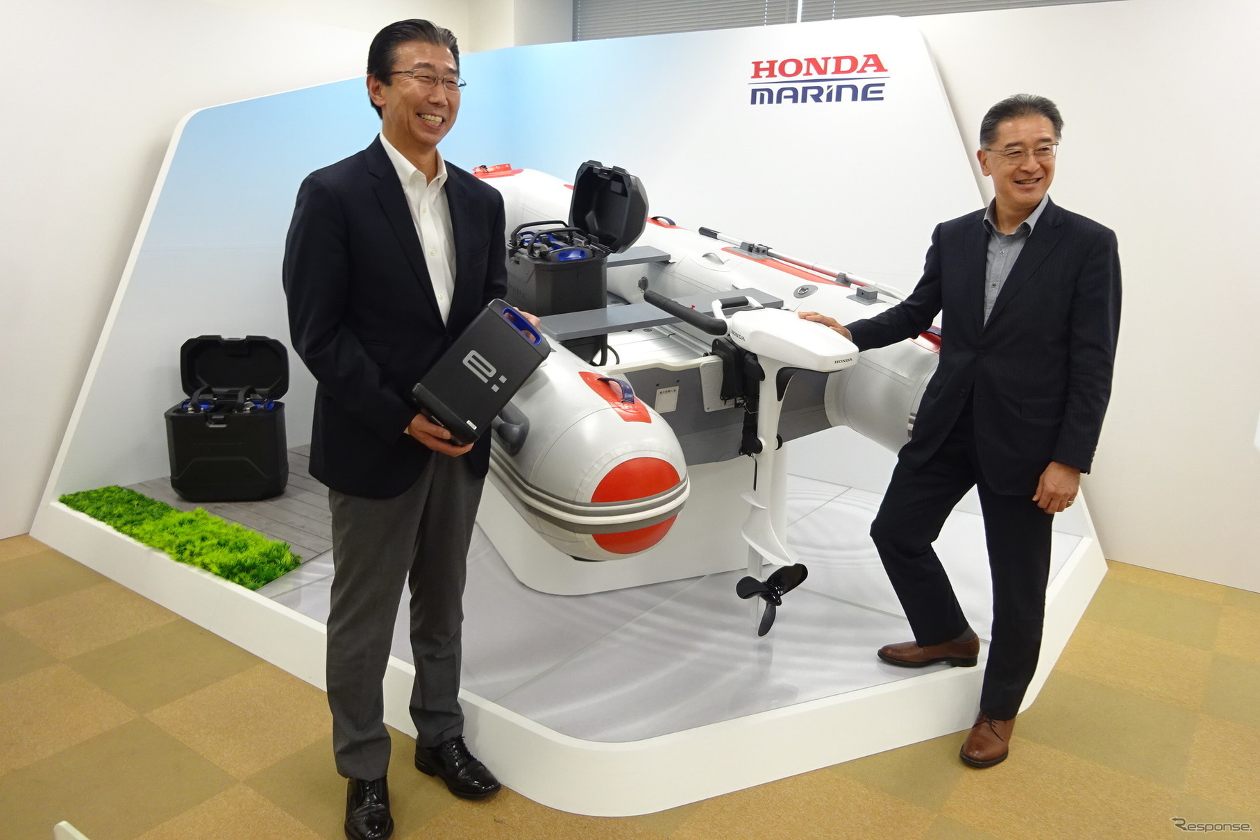 ホンダ　電動船外機のコンセプト　加藤稔氏（左）と板井義春氏