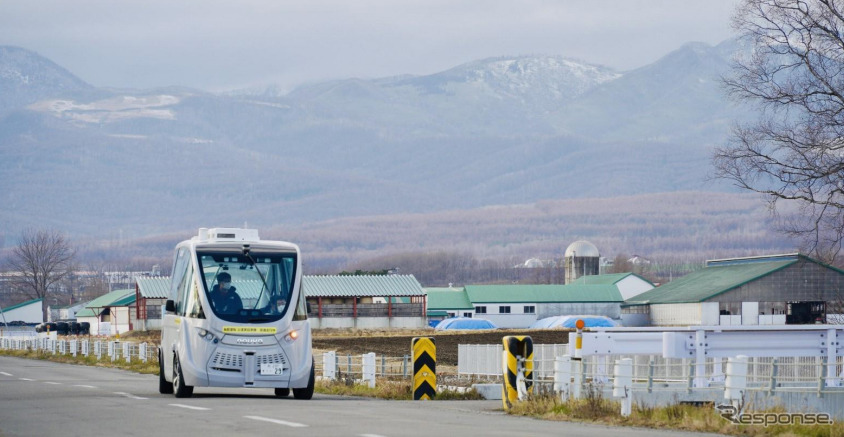 上士幌町の公道を走行する自動運転バス「NAVYA ARMA」
