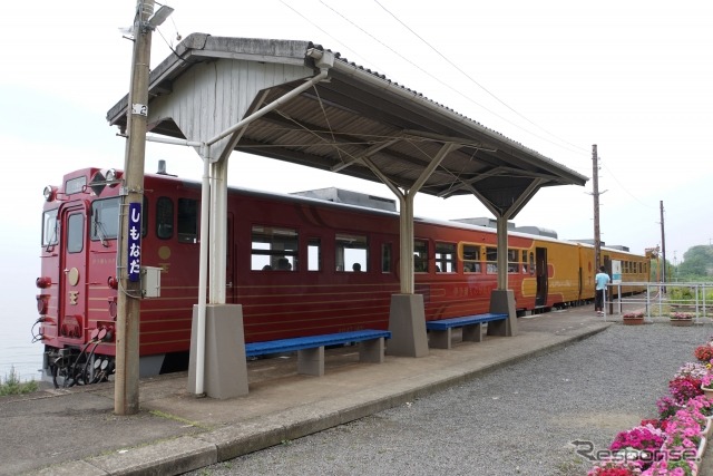 予讃線下灘駅（愛媛県伊予市）に停車する『伊予灘ものがたり』。12月27日のラストラン後、瀬戸内海を渡り京都鉄博入りする。