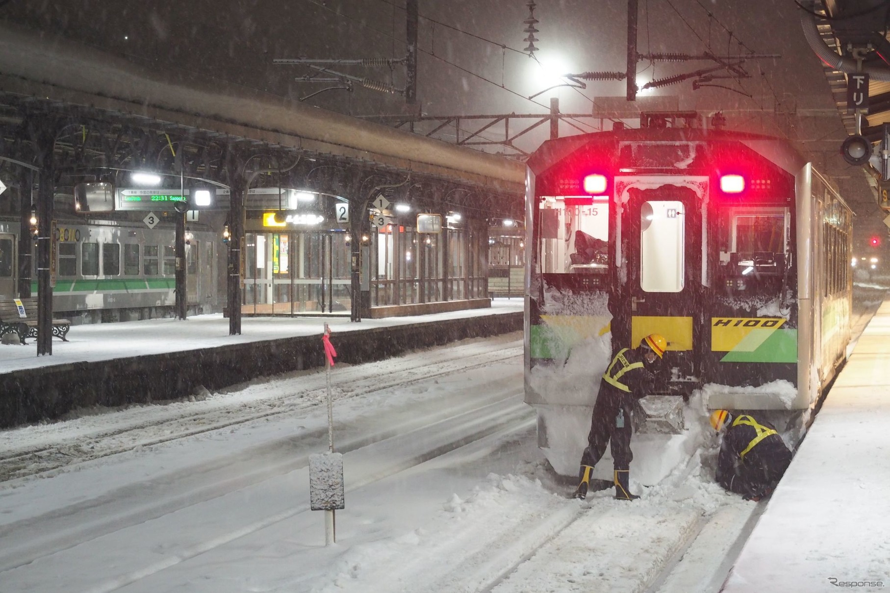 北海道内は年末年始にかけて厳寒と大雪に見舞われたが、連休明けの1月11日は夜半にかけて再び大雪の予報が出ている。写真は2022年1月2日、函館本線小樽駅に停車中のH100形を除雪する社員。