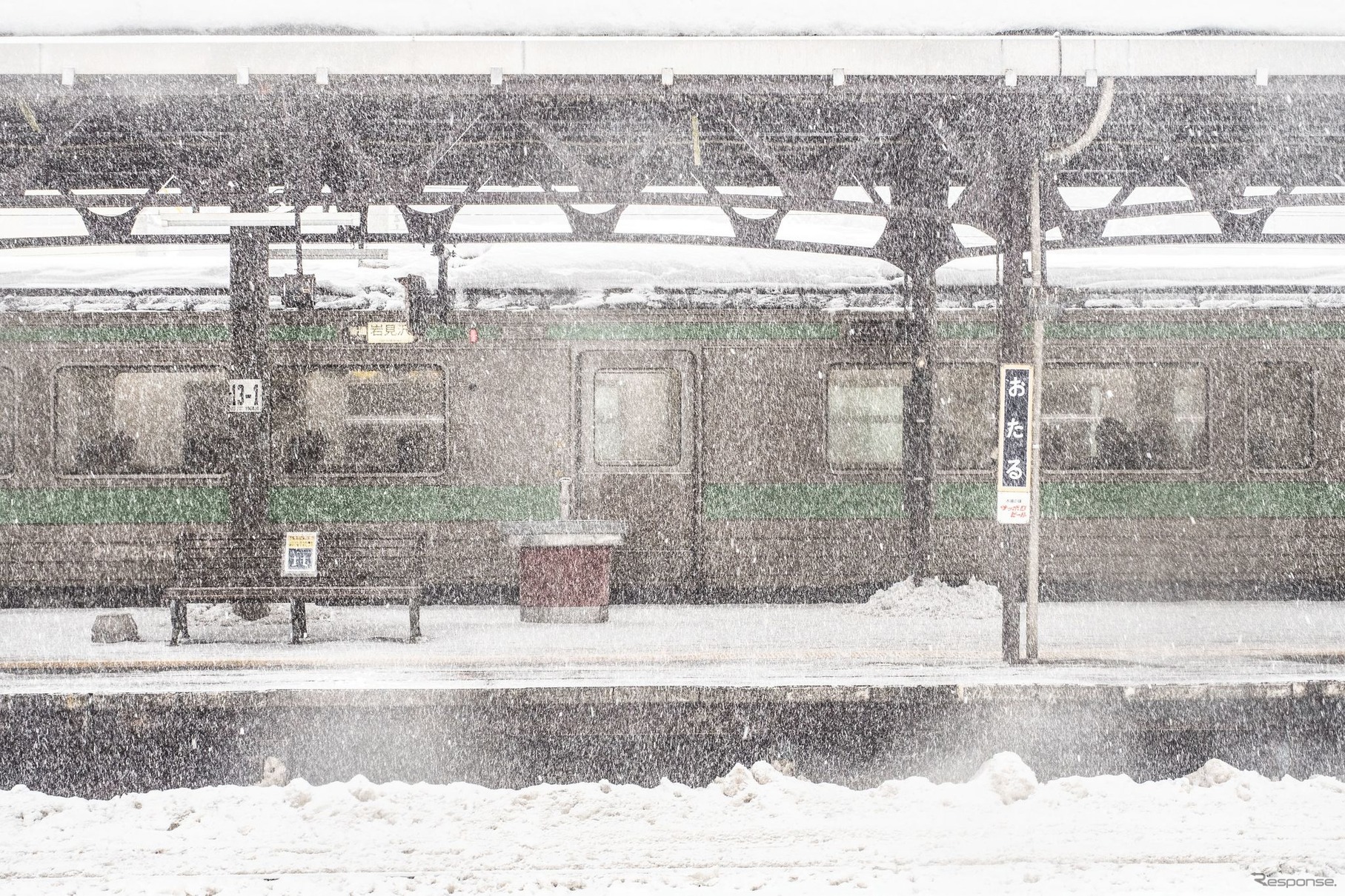 湿った降雪が続く小樽駅（1月12日12時頃）。倶知安方面へは12時34分発から運行を再開しているが、札幌方面へは千歳線で運行を見合わせている関係で、大幅に減便されている。