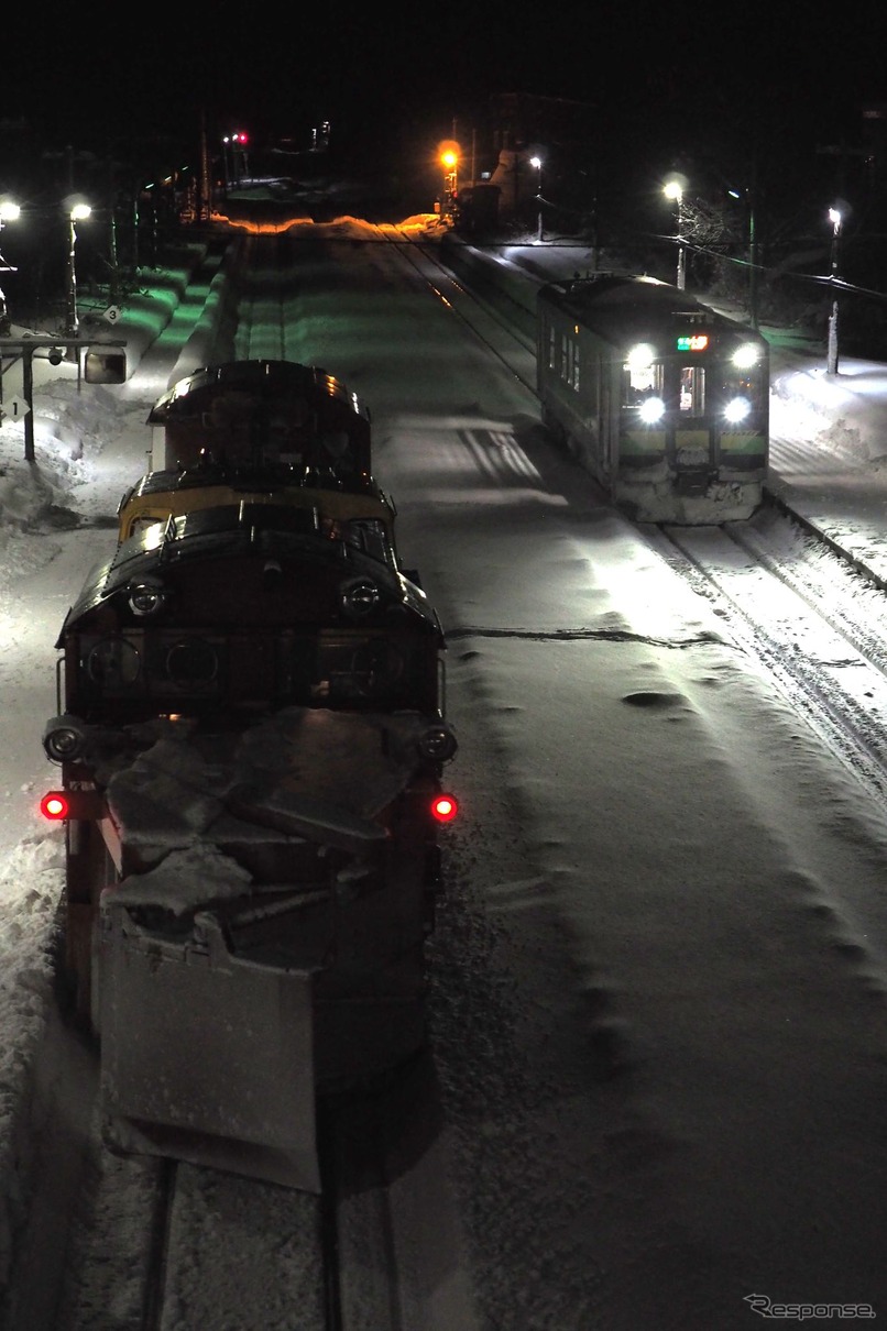 函館本線蘭島駅で排雪列車と交換するH100形の普通列車。余市～小樽間ではこのほか塩谷駅があるが、第3セクターで存続する場合、余市町内と小樽市内に1駅ずつ新設する構想もある。