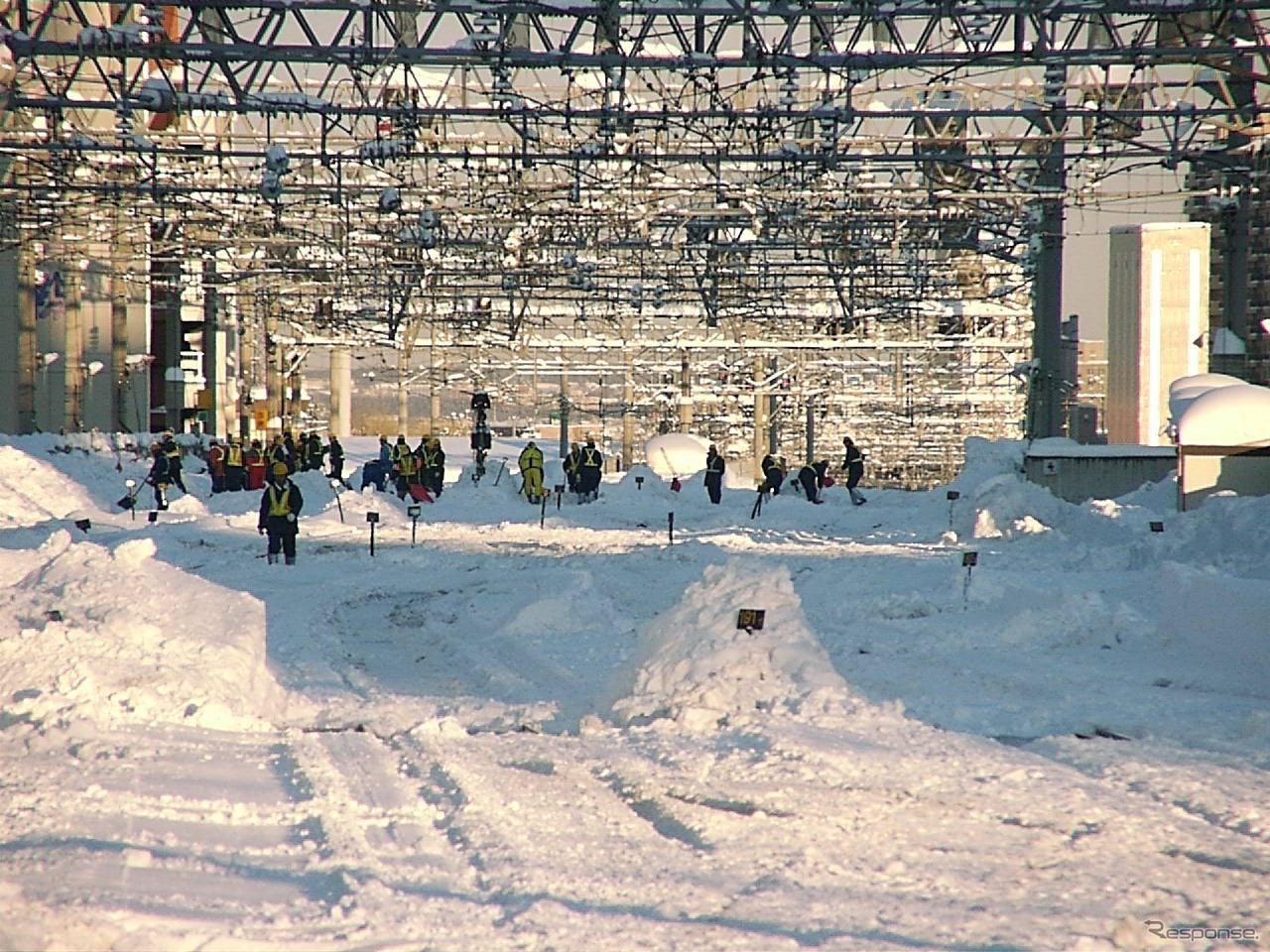 全面が雪に覆われ線路が見えなくなった22年前、冬の札幌駅東側構内での作業。当時は『トワイライトエクスプレス』などの長距離列車も運行されていたが、手前の駅で打ち切られ、除雪作業が日中に続けられた。2000年2月25日。