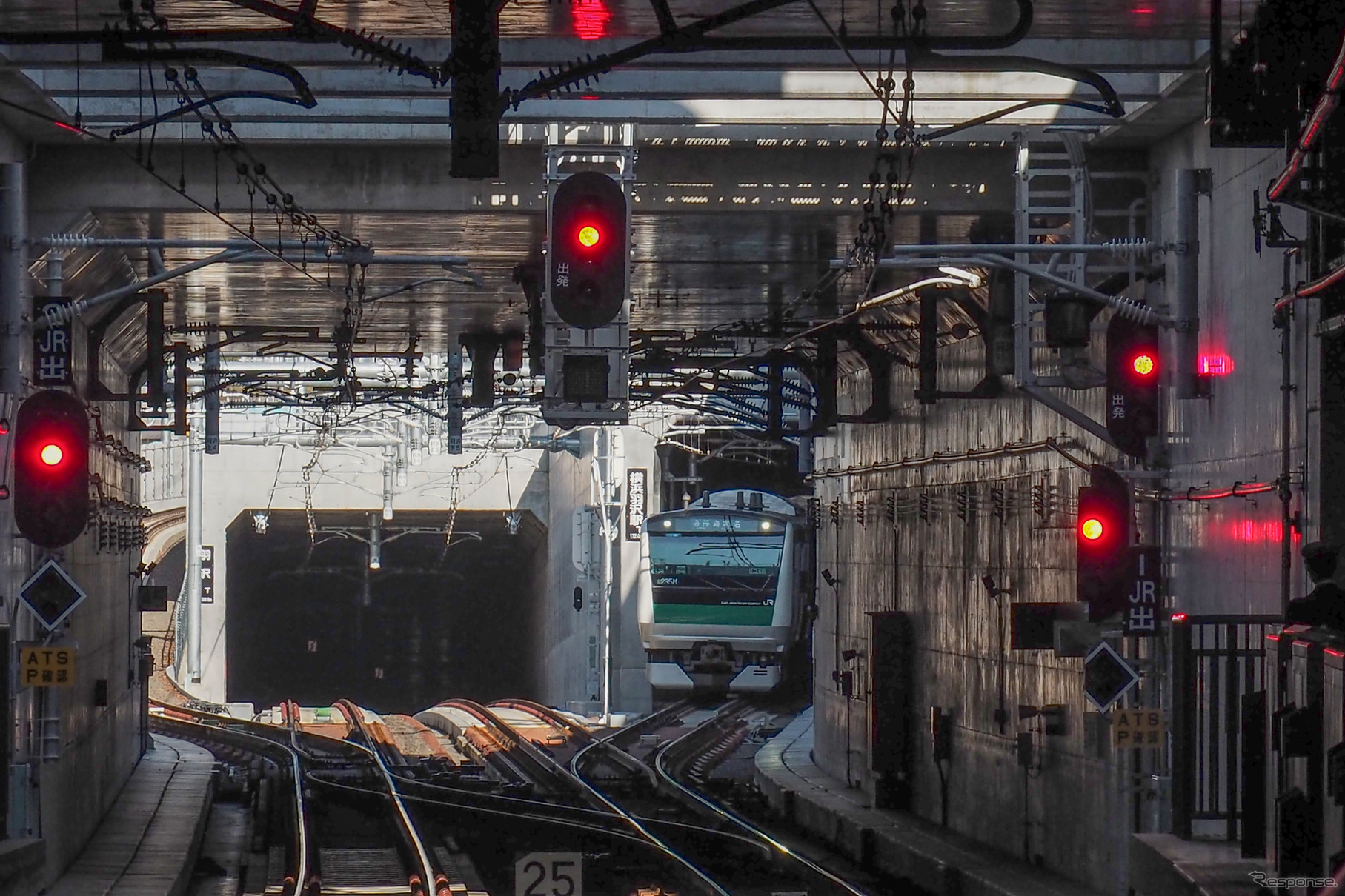 羽沢横浜国大駅の新横浜方。右は相鉄・JR直通線で相互乗り入れを行なっているJR東日本のE233系7000番台。左が「相鉄新横浜線」の羽沢トンネル。2019年12月31日。