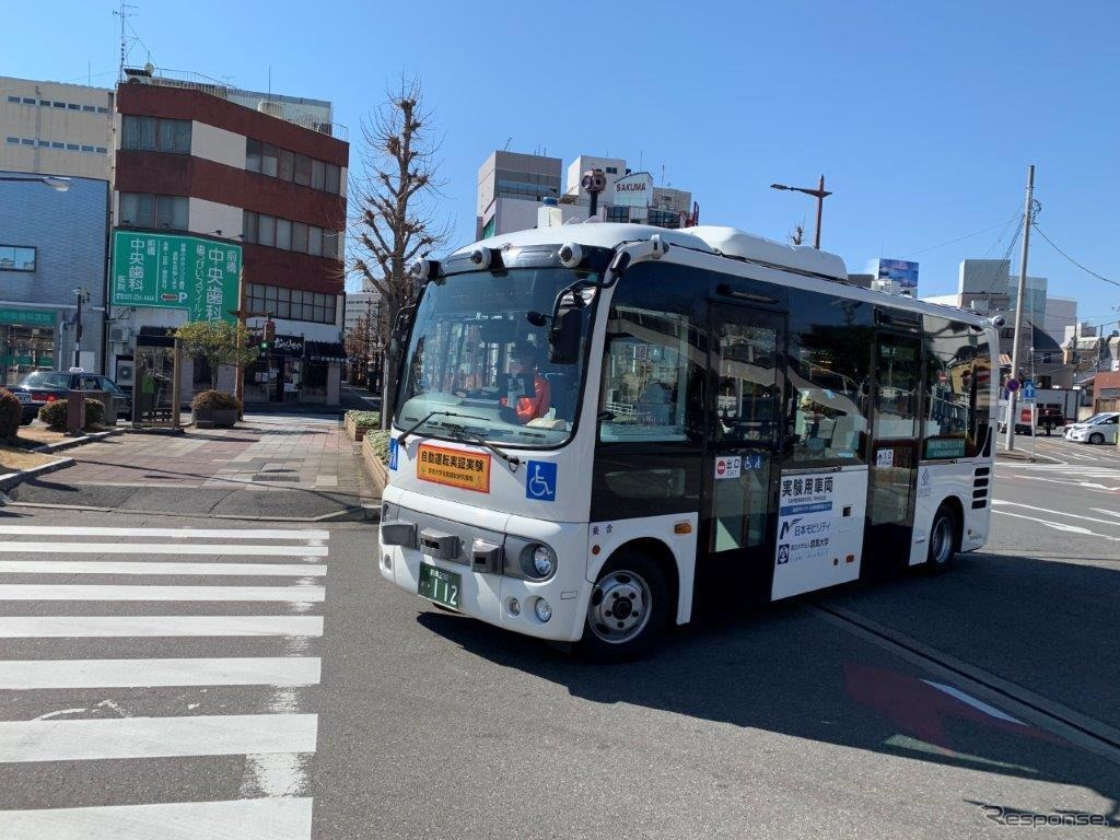 公道を走行中の実証車両