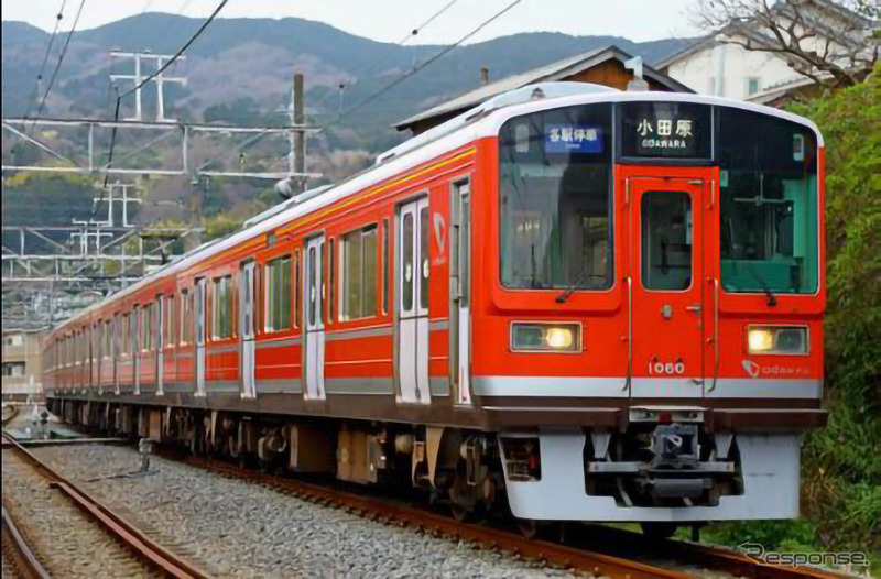 小田急初の運転体験に使われる、箱根登山鉄道乗入れ仕様の赤い1000形。