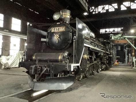 新津運輸区のSL検修庫に佇むC57 180。
