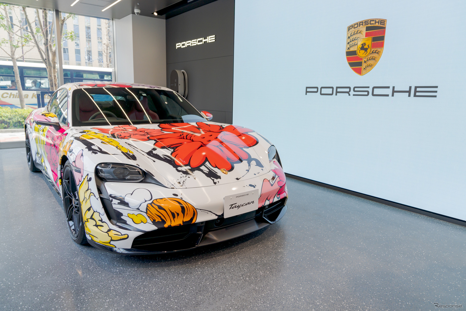 店内には、アーティスト SHUN SUDOとコラボレーションしたスポーツEV『タイカン』のアートカーが展示されていた。