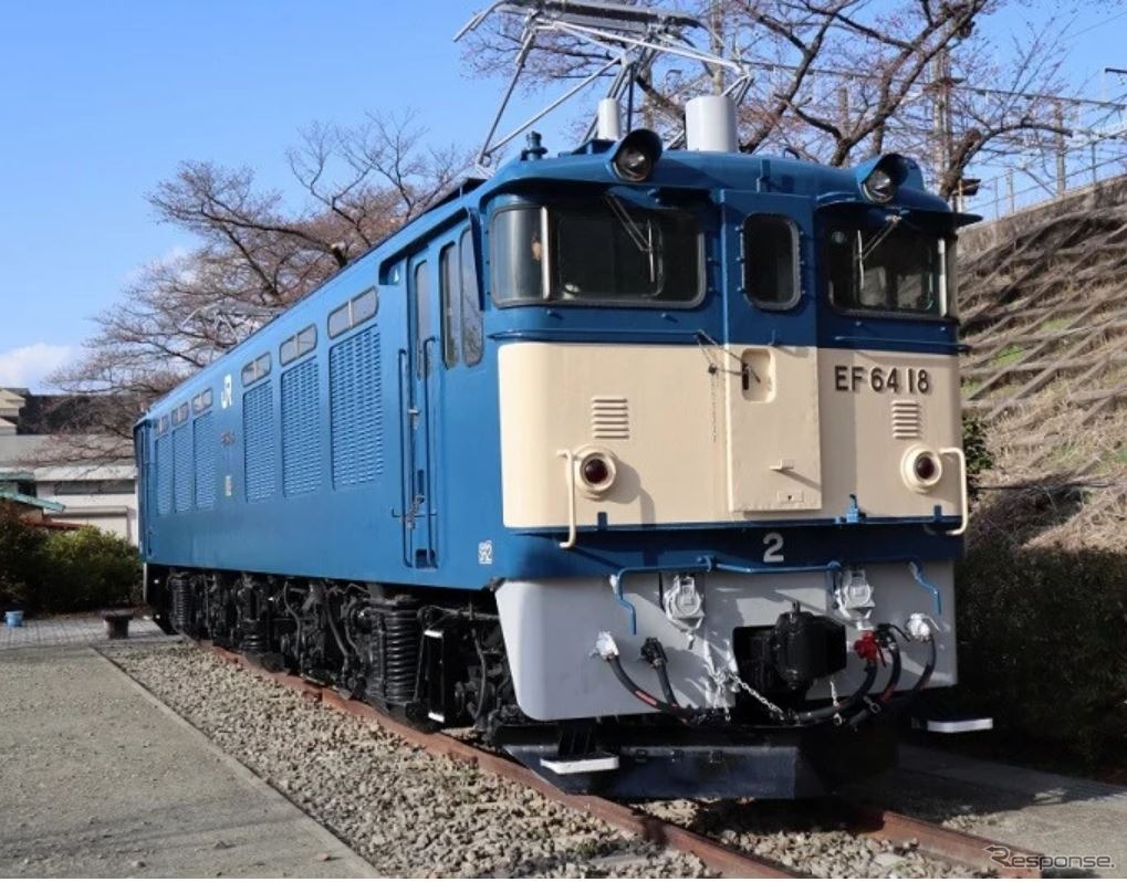 今年2月、塗色が美しくなったEF64 18。屋根の一部も塗り足された。