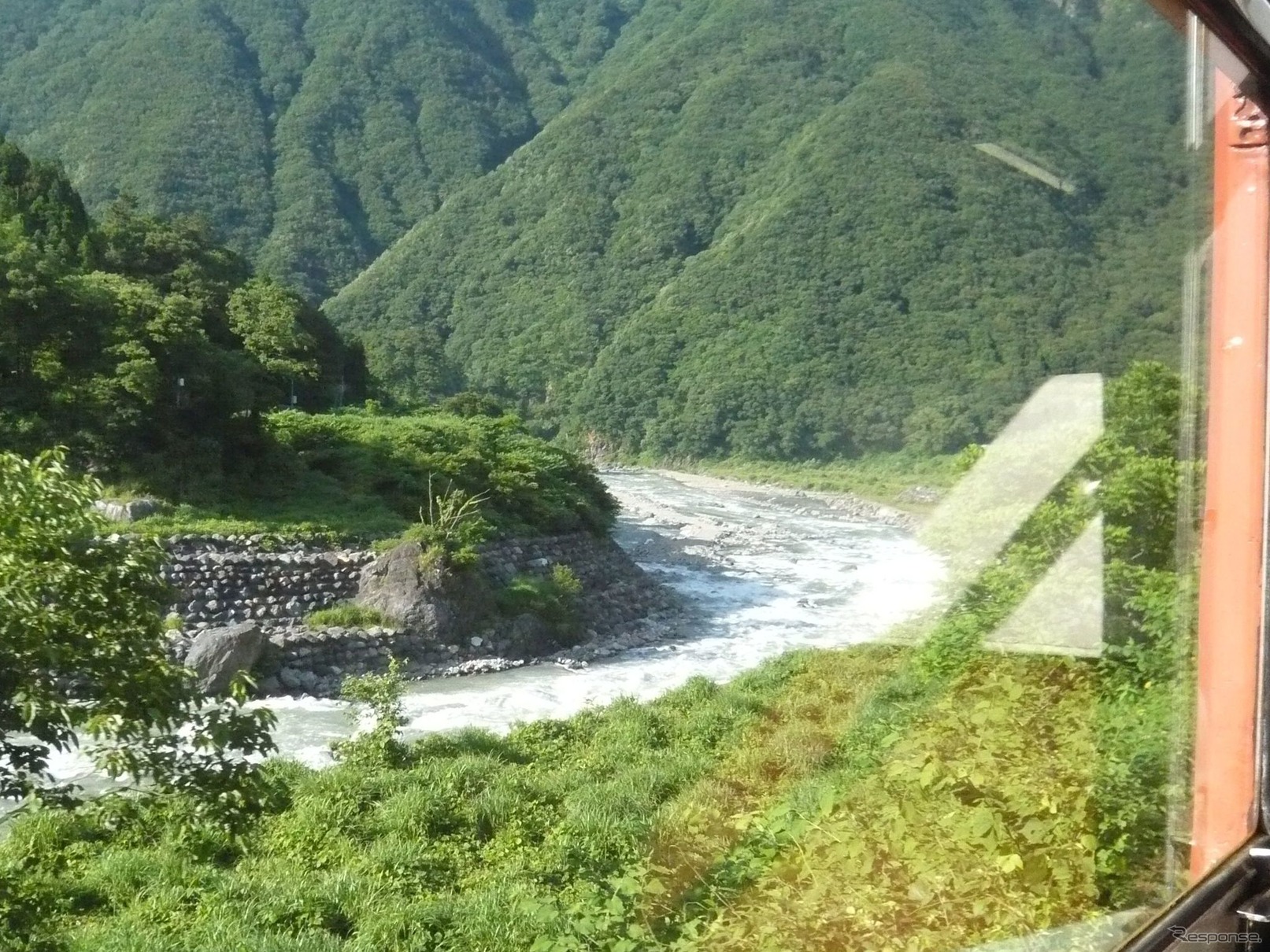 姫川沿いを北上する大糸線南小谷～糸魚川間。同線はJR西日本が唯一新潟県内で挙げた輸送密度2000人/日未満の線区。2007年6月23日。