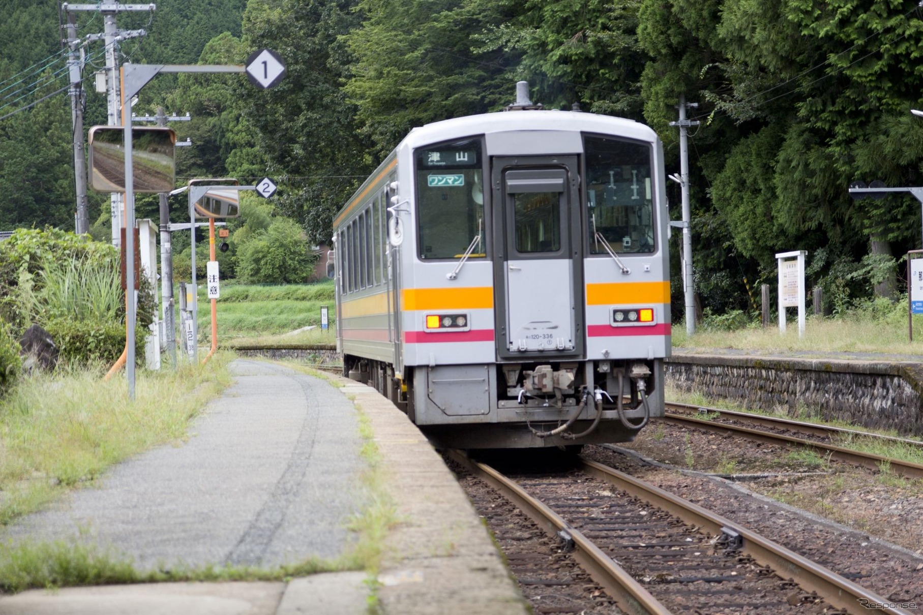 鳥取県内の那岐駅に停車中の因美線普通列車。同駅を含む東津山～智頭間は輸送密度/日が100人台となっている。