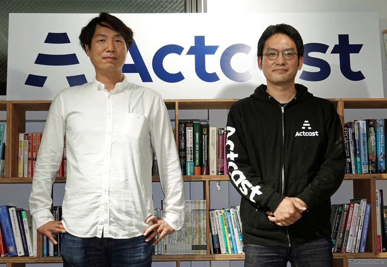 会見に登壇したアイシンの大須賀晋氏（左）とIdeinのCEO 中村晃一氏