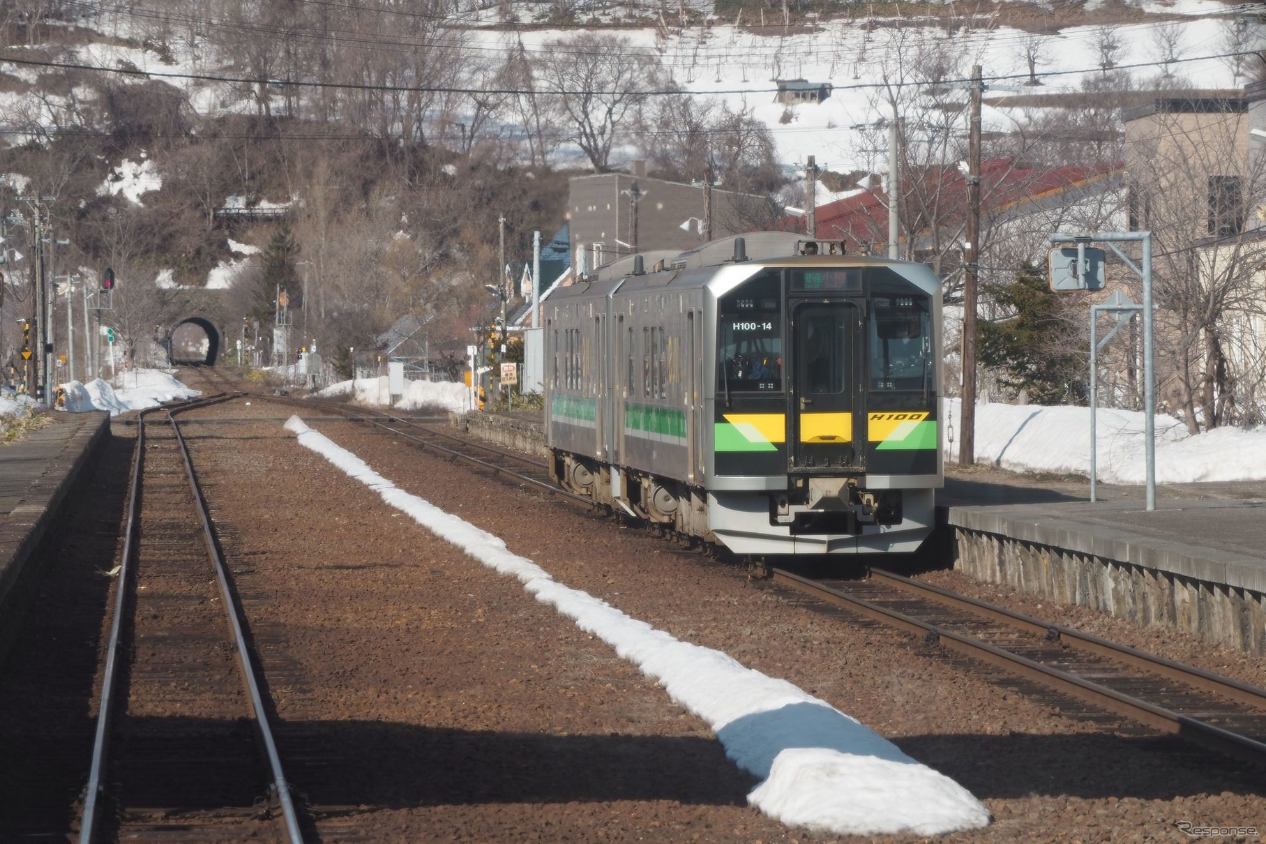 小樽市内の蘭島駅で上り（倶知安方面）列車を退避する下り（小樽方面）列車。2022年4月2日。
