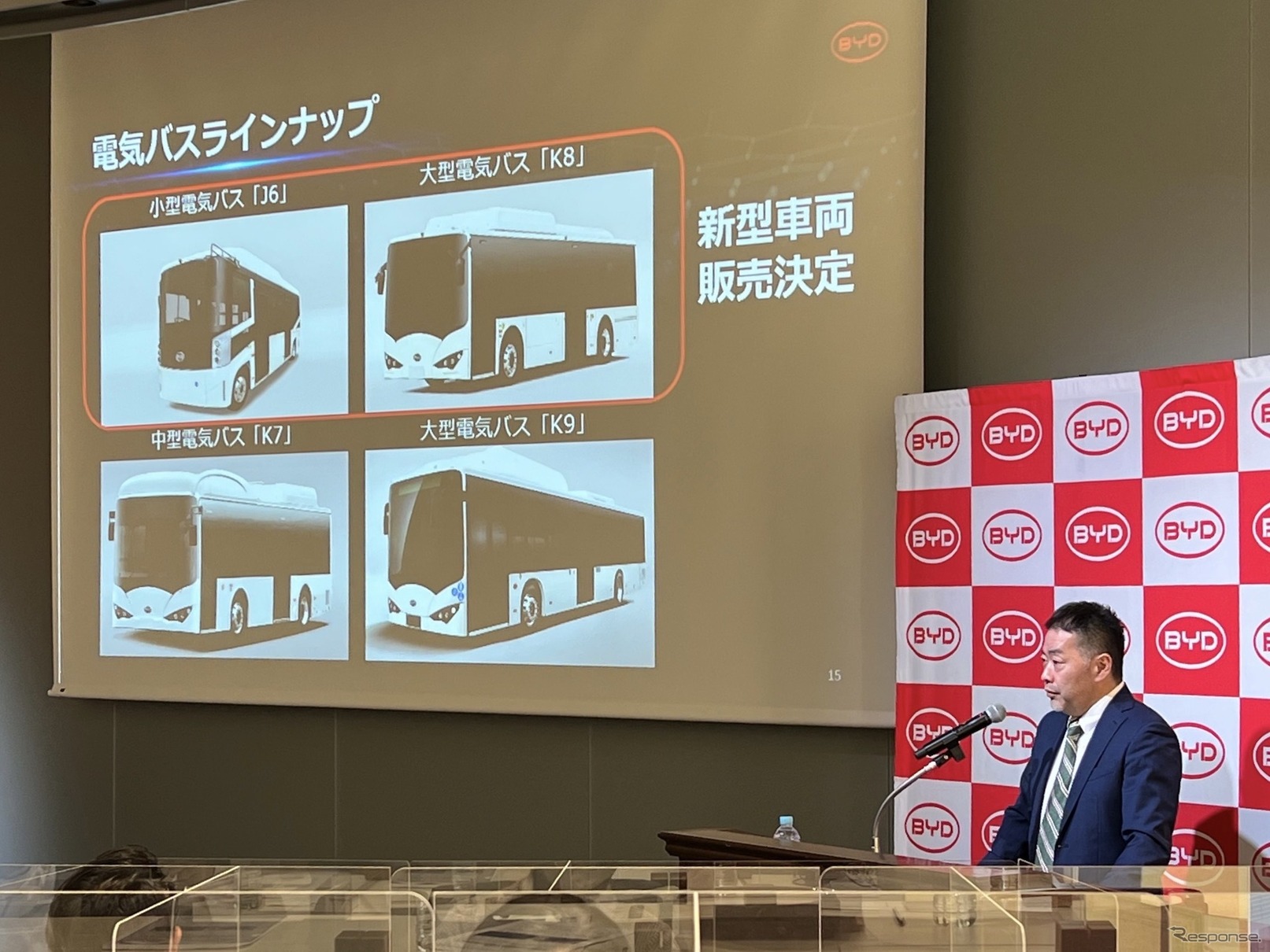 新型電気バスを発表するBYDジャパンの花田晋作取締役副社長