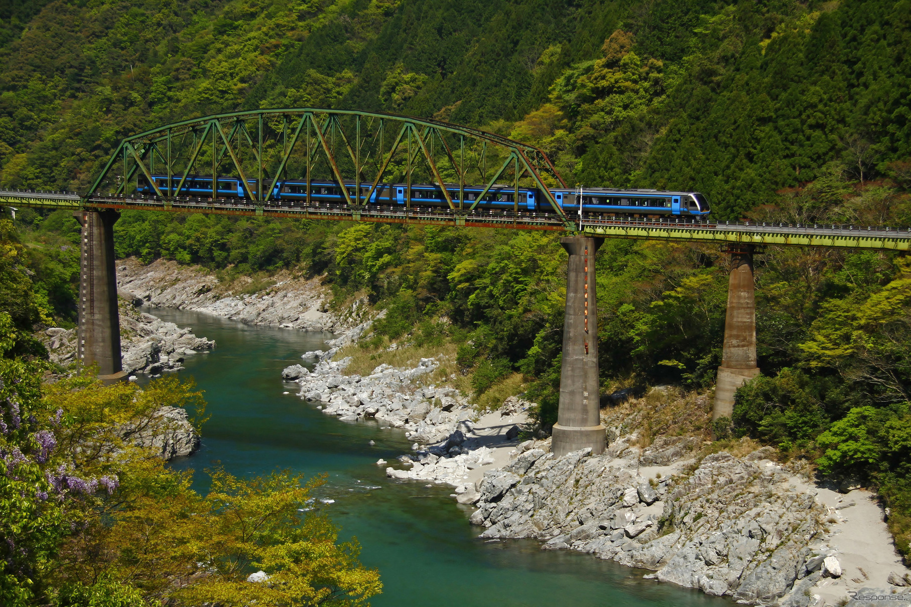 土讃線を行く2000系気動車の特急『南風』。同線では琴平～高知間の営業費用が40憶円を超えており、厳しい地形が維持コストの高騰を招いている。