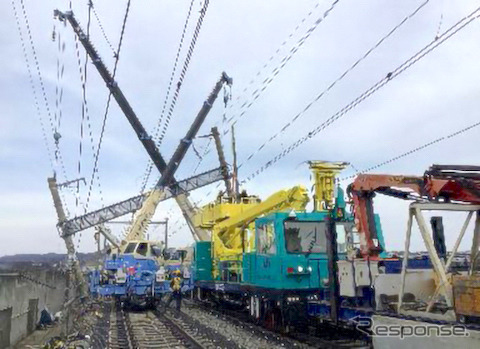 東北新幹線での電柱の復旧作業。