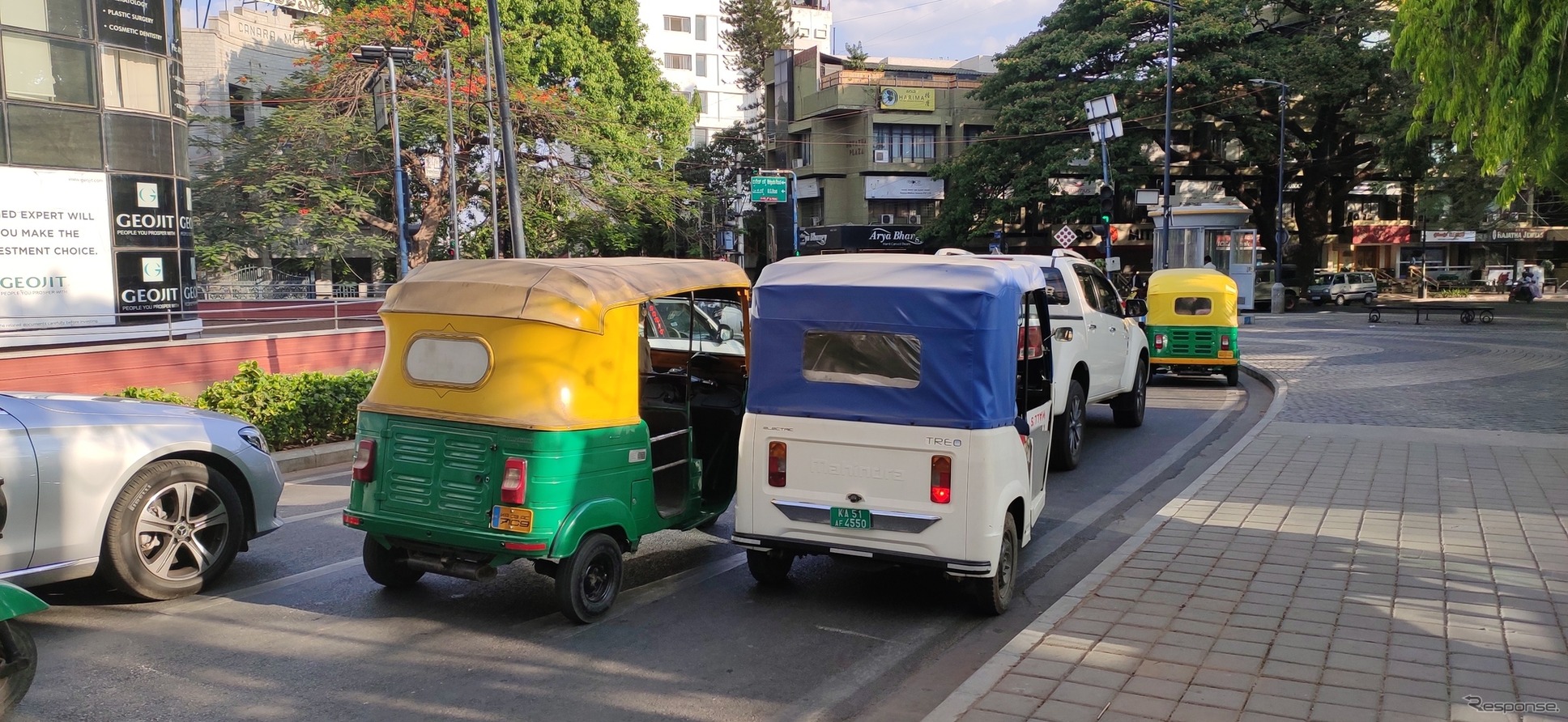 信号待ちのオートリキシャ、青白は電動車。友達でも喧嘩でもなく、これが普通の車間距離