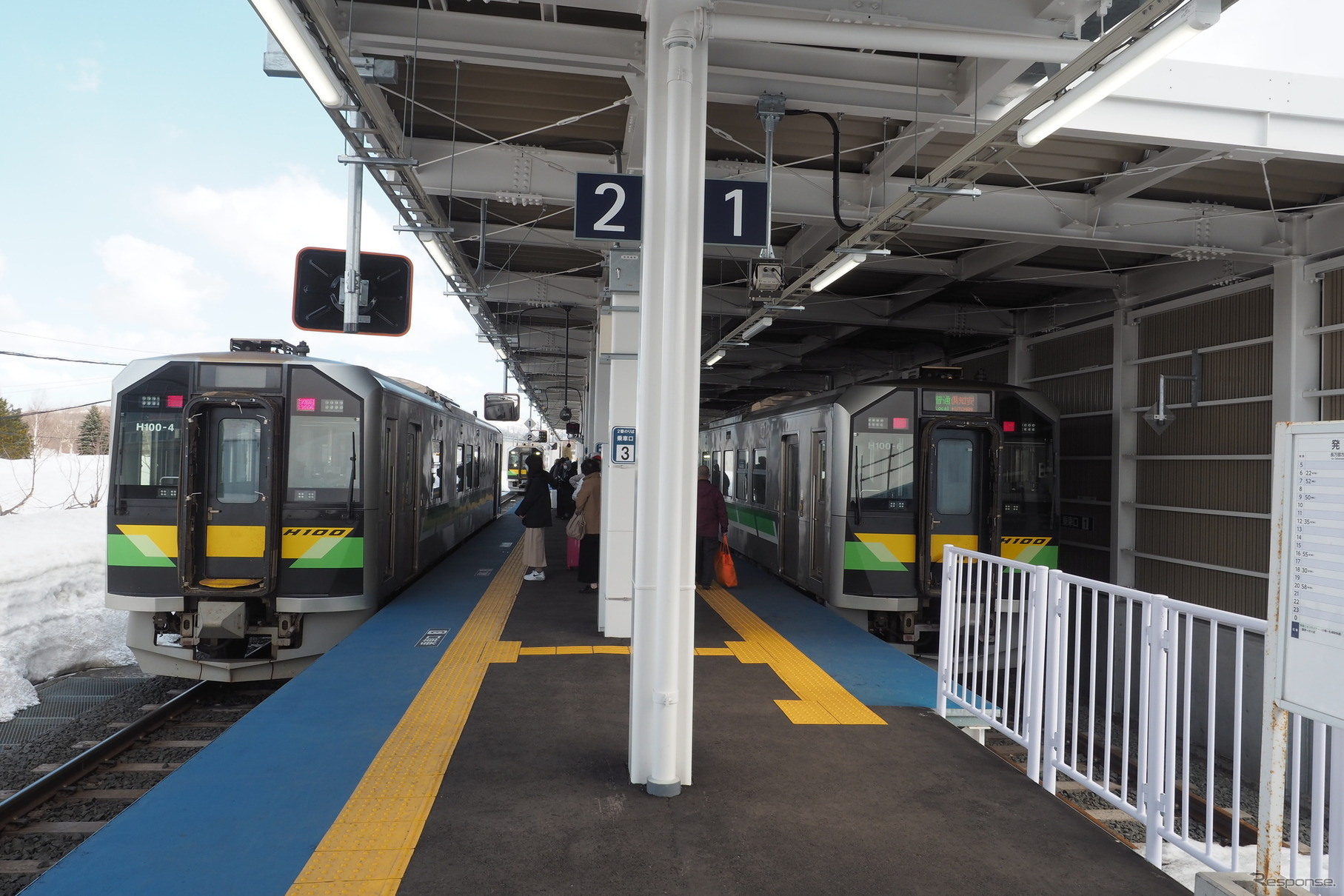2021年10月に移設された函館本線倶知安駅の在来線ホームで発車を待つH100形の普通列車。3Qでは同車の観光列車化が予定されている。2022年4月2日。