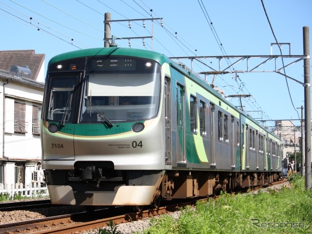 東急多摩川線を走る7000系。東急と京急は軌間が異なるため、まず京急蒲田駅までの乗入れを目指して整備される。