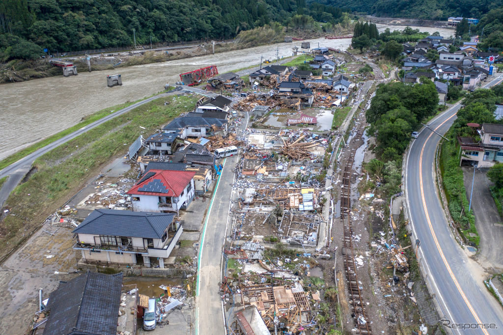 令和2年7月豪雨で被災した肥薩線。画面上方、奥が流失した第二球磨川橋梁（2020年7月8日、熊本県球磨郡）。