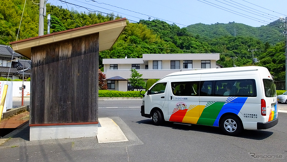 宇井渡船場バス停にとまる松江市美保関コミュニティバス